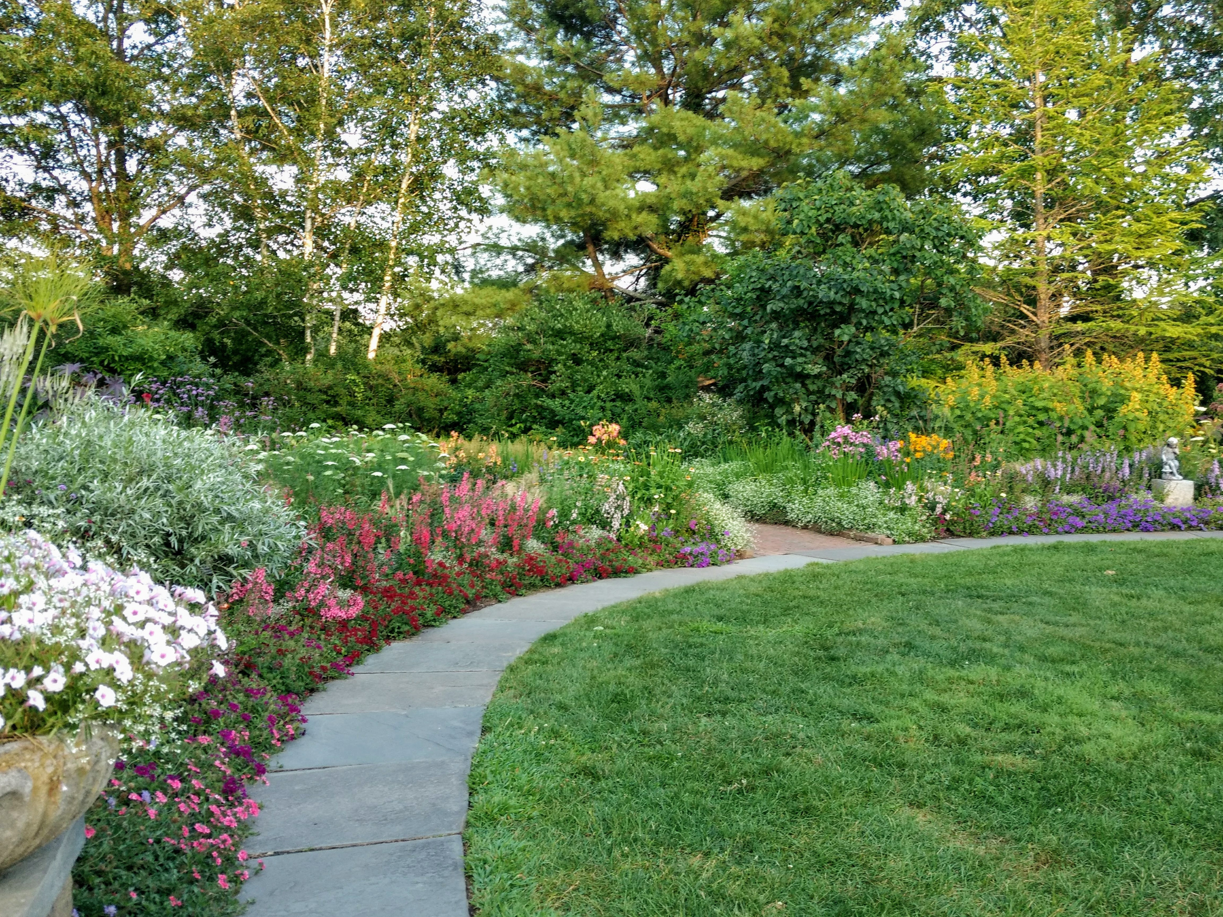 Благоустройство участка частного дома в Таганроге и Ростовской области